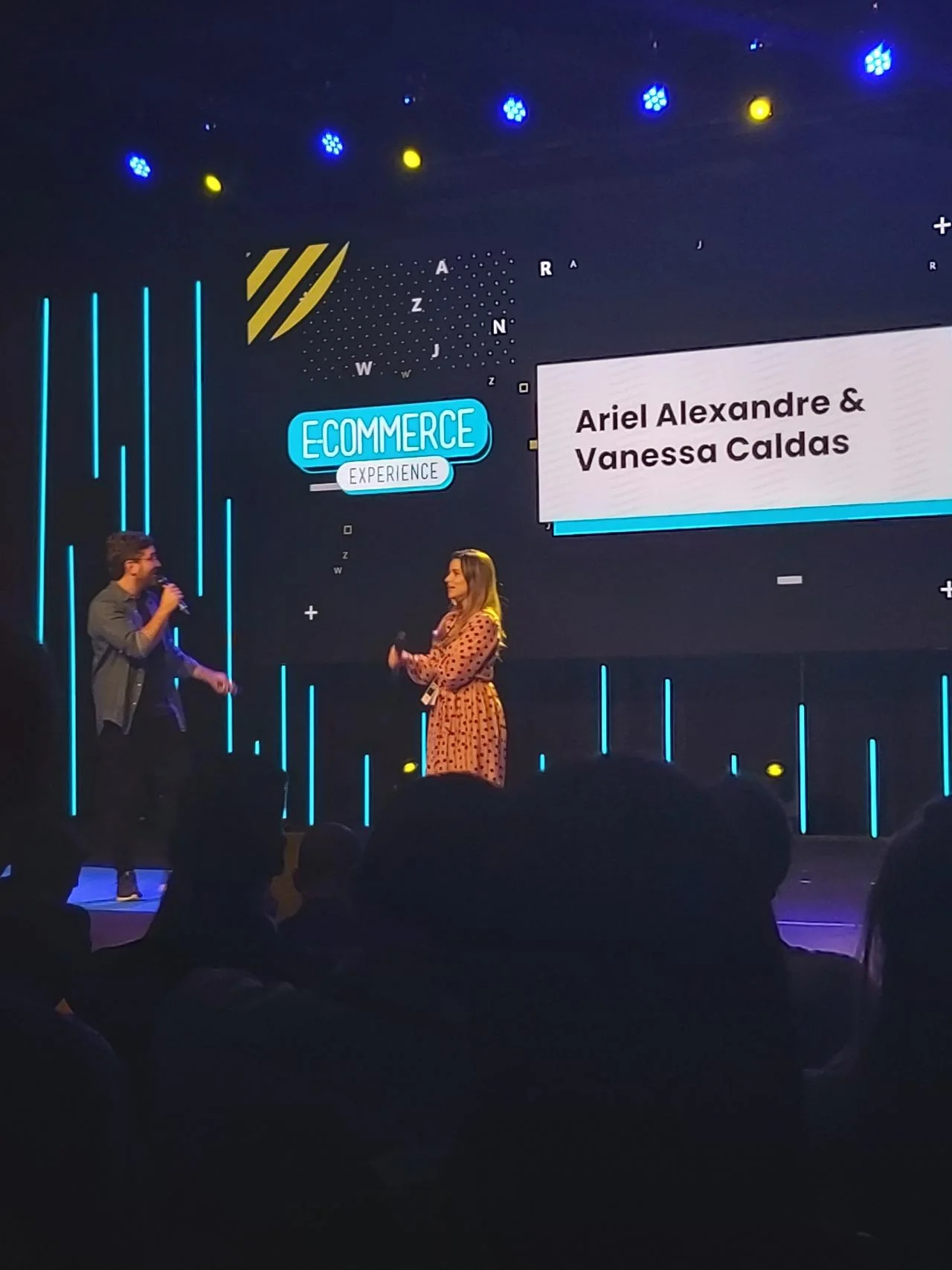 Ariel Alexandre e Vanessa Caldas em um palco do E-Commerce Experience