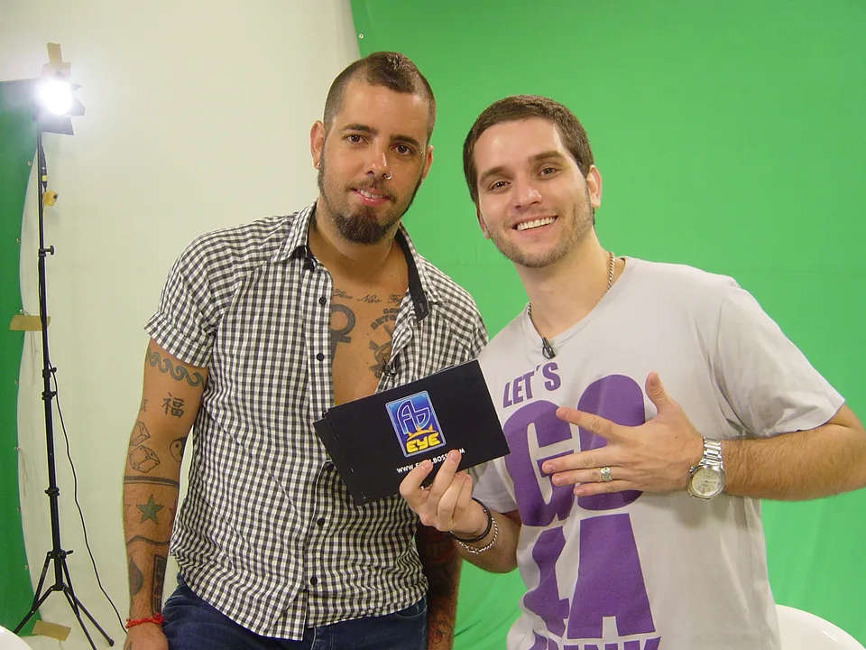 Ariel em bastidor de evento com convidado do meio musical